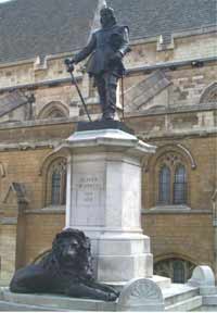 Памятник Оливеру Кромвелю в Лондоне