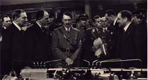 Гитлер на автовыставке в Берлине в 1935 году