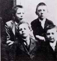 Адольф Гитлер в 1901 году в школе Линца