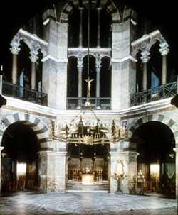 Внутренний интерьер дворцовой капеллы в Аахене, построенной при Карле Великом
