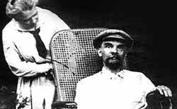 Больной Ленин с Крупской на отдыхе в Горках
