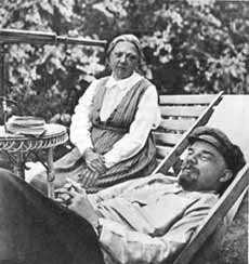 Ленин с Крупской на отдыхе в Горках в 1922 году