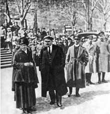 Ленин с Крупской и своей сестрой на Красной площади