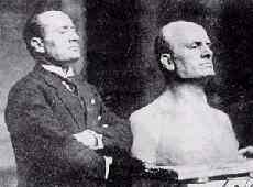 Муссолини позирует для скульптора