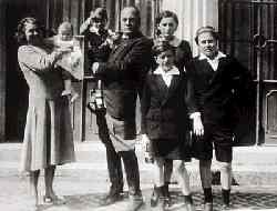 Муссолини со своими детьми 