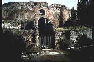 Сохранившиеся до нашего времени развалины мавзолея Октавиана Августа